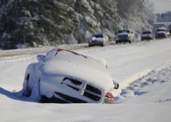 Una capa de nieve, que en algunos lugares alcanza los 60 cm de espesor, recubría las regiones este y sur del país