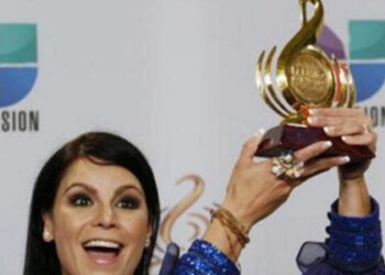 Tañón al conocer que fue galardonada con dos “Premio Lo Nuestro” expreso a través de su cuenta de twitter (@olgatanon1313) “A todos mil gx por sus votos, amor, fidelidad! Gx @premiolonuestro por tantos años! Mis Fans los mejores Votando y Orando! Boricuahhh!”