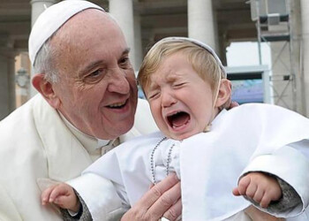 El papa recibió con una sonrisa y dio un beso a un niño de poco más de un año, que iba disfrazado con la tradicional sotana blanca