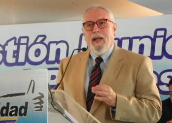 El secretario ejecutivo de la MUD, Ramón Guillermo Aveledo, expresa al vicepresidente: “Mi deber es transmitirle, con el respeto que su persona y su responsabilidad merecen. No nos prestamos para lo que derivará en un simulacro de diálogo que desemboque en una burla a nuestros compatriotas”