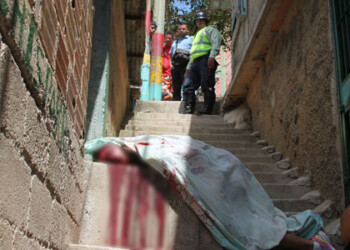 El cadáver de la víctima quedó en las escaleras del sector