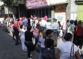Consumidores compran lo que pueden ante la persistente escasez