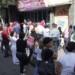 Consumidores compran lo que pueden ante la persistente escasez