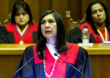 Según la mayoría oficialista del Parlamento venezolano, Machado incumplió el artículo de la Constitución que obliga a cualquier diputado a pedir permiso al pleno del Legislativo antes de aceptar representación u honores en el exterior
