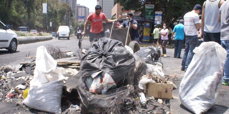 Con escobas en mano vecinos de San Antonio dijeron no a las barricadas