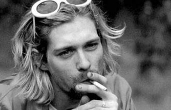 El vocalista del grupo Nirvana fue encontrado muerto en su residencia en abril de 1994. La autopsia concluyó que el cantante se disparó en la cabeza con una escopeta encontrada en la escena