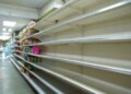 Los anaqueles vacíos son frecuentes en los comercios locales