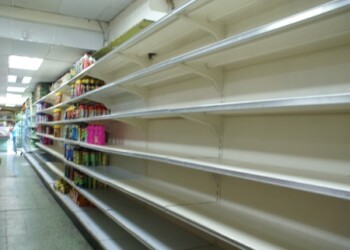Los anaqueles vacíos son frecuentes en los comercios locales