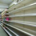 Los anaqueles vacíos son frecuentes en los comercios locales