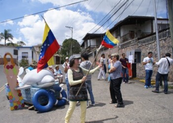 Creativa protesta de los vecinos de La Macarena Norte