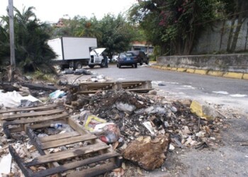 41-36 Basura y escombros obstruyen la vialidad
