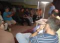 Alcalde José Fernández en reunión con los vecinos.