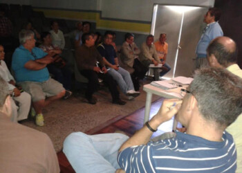 Alcalde José Fernández en reunión con los vecinos.