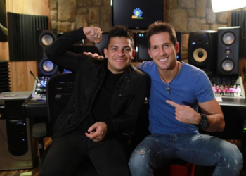 Parisi y Oscarcito estrenaron el videoclip de su nuevo tema "Comerte a besos" en varios países
