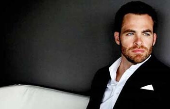 Al salir de la sala judicial, Chris Pine firmó autógrafos a un grupo de de simpatizantes, la mayoría adolescentes