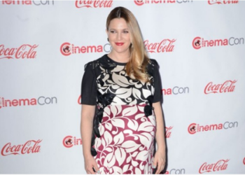 Drew Barrymore optó por el clásico vestido premamá de corte imperio para acudir a la concurrida Comic-Con