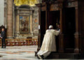 Tras leer un sermón, el Papa debía escuchar confesiones de los fieles al igual que unos 60 sacerdotes presentes en la inmensa iglesia