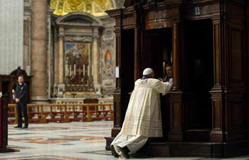 Tras leer un sermón, el Papa debía escuchar confesiones de los fieles al igual que unos 60 sacerdotes presentes en la inmensa iglesia