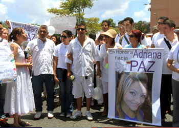 Vestidos de blanco, familiares, amigos y autoridades caminaron por la paz en honor a la joven asesinada hace una semana. 