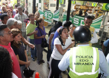 Desde tempranas horas de la mañana dos largas filas se formaron en las cercanías de un supermercado ubicado en el Centro Comercial La Hoyada de Los Teques debido a la llegada de varios productos regulados escasos