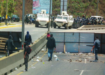 Desde las 3:00 de la mañana del jueves vecinos del sector Montaña Alta de Carrizal trancaron los cuatro canales de la referida artería vial que comunica los Altos Mirandinos con la capital de la República