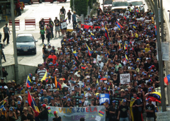 Manifestantes tomaron por segundo día consecutivo  la carretera en una marcha que denominaron por “el luto y de las cruces”, en honor a los muertos que se han registrado en todo el país durante las manifestaciones.
