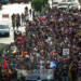 Manifestantes tomaron por segundo día consecutivo  la carretera en una marcha que denominaron por “el luto y de las cruces”, en honor a los muertos que se han registrado en todo el país durante las manifestaciones.