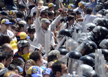 La ruta que se habían trazado los galenos venezolanos y los estudiantes de medicina fue negada por fuertes piquetes de la Guardia Nacional Bolivariana y Policía Nacional Bolivariana, lo cual les impidió llegar a la Avenida Urdaneta  FOTO JUAN BARRETO /AFP