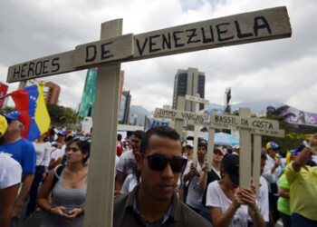Un centenar de personas despidió a los ¨héroes de la libertad¨, tras las marchss ocurridas y que han sido convocadas por parte de la oposición y gremios estudiantiles universitarios.