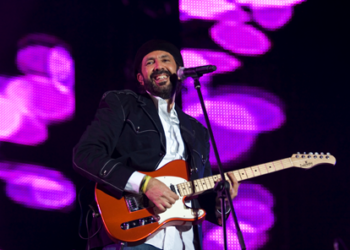 El puertorriqueño y retirado astro de los Yanquis, Bernie Williams, tocará la guitarra. La orquesta Boston Pops también participará