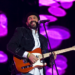 El puertorriqueño y retirado astro de los Yanquis, Bernie Williams, tocará la guitarra. La orquesta Boston Pops también participará