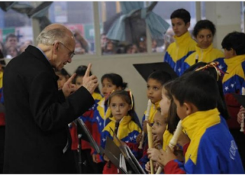 El maestro José Antonio Abreu recibe una nueva distinción