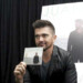 En este disco, compuesto por once canciones, Juanes buscó usar únicamente guitarras acústicas y grabar los temas en una sola toma