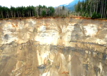 Foto obtenida el 25 de marzo de 2014, cortesía del Departamento de Tránsito del Estado de Washington muestra una vista de la ladera de montaña que se desmoronó cerca de la ruta SR 530, en el Condado de Snohomish en Oso, Washington, el 22 de marzo de 2014.