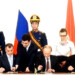 Un grupo de personas observan un discurso del presidente ruso, Vladimir Putin, ante la Asamblea Federal en Sevastopol