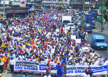 Las calles de la capital mirandina se vistieron del tricolor nacional este lunes durante la marcha organizada por el Movimiento Cívico Estudiantil Los Teques, que congregó a vecinos de los Altos Mirandinos.