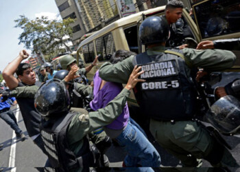 La situación irregular se produjo cuando supuestos motorizados llegaron a la zona de Los Ruices escenario de una protesta para retirar las barricadas y en medio de cacerolazos y lanzamiento de diversos objetos contundentes, se produjeron los disparos. La GNB practicó la detención de varias personas.
AFP / JUAN BARRETO