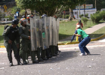 La imagen de 9 efectivos de la Guardia Nacional Bolivariana (GNB) apuntando con sus armas e impidiendo que una patrulla de la Policía de Carrizal  trasladara varios heridos, generó este miércoles indignación en las redes sociales en una jornada de protesta que se extendió por más de 12 horas