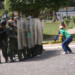 La imagen de 9 efectivos de la Guardia Nacional Bolivariana (GNB) apuntando con sus armas e impidiendo que una patrulla de la Policía de Carrizal  trasladara varios heridos, generó este miércoles indignación en las redes sociales en una jornada de protesta que se extendió por más de 12 horas