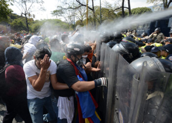 Algunos estudiantes corrían a la plaza del Rectorado para huir de los gases