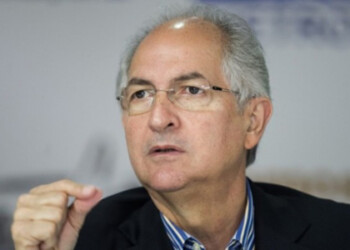 En nombre de todos los venezolanos que quieren vivir en libertad y democracia sin adjetivos, Ledezma le exigió que deje de interferir en las decisiones que el Gobierno de Venezuela debe tomar sobre la inmediata libertad de los presos políticos venezolanos