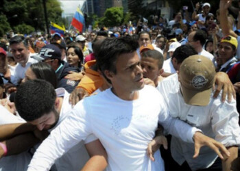 Sobre las jornadas de "paz y diálogo" que el Gobierno de Maduro inició la semana pasada y en las cuales logró reunir como interlocutores a otros líderes opositores políticos y empresariales, López subrayó: "no se puede hablar de paz si no hay justicia"