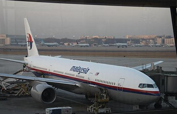 "El tren de aterrizaje derecho del aparato no funcionó bien al despegar y el avión tuvo que volver a Kuala Lumpur", señaló la aerolinea, que sigue sacudida por la pérdida y probable accidente del Boeing 777