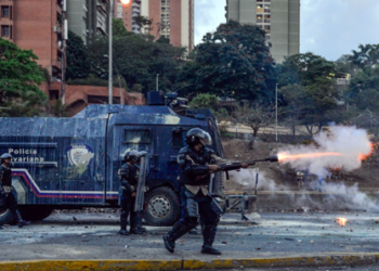 Por más de 10 horas manifestantes y funcionarios de la Policía Nacional Bolivariana se enfrentaron en la autopista Prados del Este a la altura del Distribuidor Santa Fe