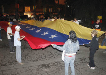 Con banderas, pancartas y consignas, el grupo de manifestantes realizó una caminata que recorrió la calle principal del sector para llegar hasta Camino Real y regresar al punto de salida.