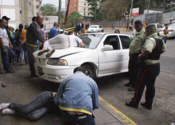 Dos mujeres resultaron heridas luego a que un vehículo que se encontraba estacionado en las adyacencias del sector Puente Castro de la capital mirandina sufriera una falla y las impactara.