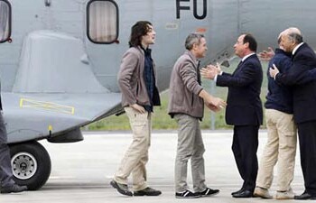 El presidente francés, François Hollande, y el ministro de Exteriores, Laurent Fabius, los recibieron en el aeropuerto militar de Villacoublay, a las afueras de París, donde llegaron poco antes de las 07.00 horas GMT procedentes de Turquía