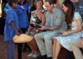 El duque y la duquesa de Cambridge fueron recibidos con honores por los aborígenes australianos  AGENCIAS