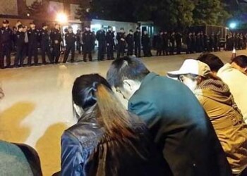Centenares de familiares de los desaparecidos del vuelo MH370 hicieron vigilia a las puertas de la embajada de Malasia en Pekín