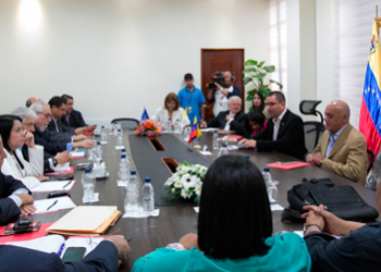 Oposición y Gobierno continúan en mesas de diálogo a puertas cerradas  ARCHIVO
